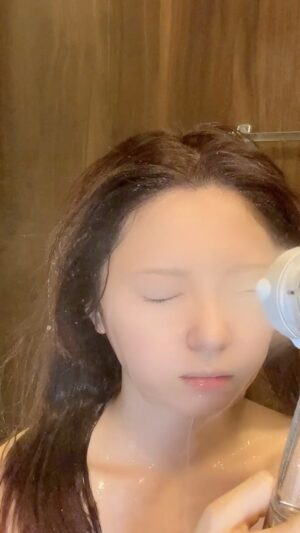 Miki Kawanishi Instagram - ガサツ女の朝シャン必需品(⸝⸝ ◜~◝⸝⸝)

UNOVE好きで韓国行った時毎回買ってたんだけど、オリーブヤングヘアケア部門2年連続1位の人気商品がついに日本上陸！！！

4月からは全国のバラエティーショップ、マツキヨ(関西、東海)で買えるようになったの嬉しい〜😭

アノブ ディープダメージトリートメントEX150ｍL 1,700円（税込）
アノブ ヒーティングガードノーウォッシュトリートメント 1,760円（税込）

#PR　#UNOVE #アノブ #トリートメント #ヘアケア #ディープダメージトリートメントex @unove.jp