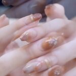Miki Kawanishi Instagram - #オフィスネイル#シンプルネイル #カフェラテネイル#ブラウンネイル #冬ネイル#ニュアンスネイル#フィルイン #美瑛ネイル#美瑛ネイルサロン#美瑛町ネイル#美瑛町ネイルサロン #gelnails#젤네일#日式美甲 #みきぽんネイル どの歌が一番好きなのかな？って考えたんだけど分からなかったから検索して出て来た中から私チョイスで歌つけさせてもらったの大丈夫だったかしら まあでも全部好きって言ってくれそうな空気感あるよね(早口)