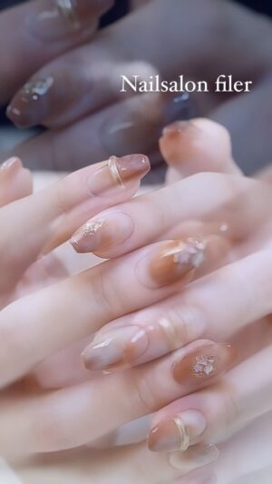 Miki Kawanishi Instagram - #オフィスネイル#シンプルネイル
#カフェラテネイル#ブラウンネイル
#冬ネイル#ニュアンスネイル#フィルイン
#美瑛ネイル#美瑛ネイルサロン#美瑛町ネイル#美瑛町ネイルサロン
#gelnails#젤네일#日式美甲
#みきぽんネイル
どの歌が一番好きなのかな？って考えたんだけど分からなかったから検索して出て来た中から私チョイスで歌つけさせてもらったの大丈夫だったかしら まあでも全部好きって言ってくれそうな空気感あるよね(早口)