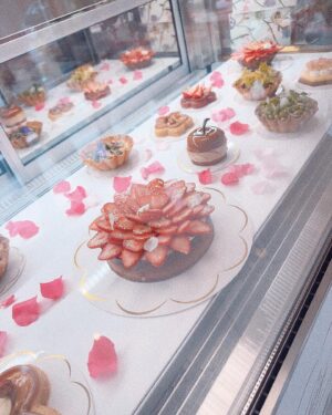 Miki Kawanishi Instagram - 🍰🫧

今日OPENの代官山Charles-Henryに
@haru_fuumi ちゃんと行ってきました🤍

全部が可愛くておしゃれでおいしくて
癒され空間だった〜(⸝⸝ ◜~◝⸝⸝)💞
久しぶりでずーーーっとお話ししてた😂

ありがとうございました🫧
@bebechan_france
@charleshenry_official

#代官山カフェ #代官山 #タルト #タルトタタンという存在を初めて知った #美味しすぎた #はるあんちゃん癒しをありがとう