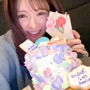 Miki Kawanishi Instagram - ㊗️1周年🎊

実は3/1でmuice1周年でした🤍
1年間色々あったけど、少しずつmuiceが
色んな方に知ってもらえるようになって嬉しいです

それと同時にもっとみんなの可愛いをお手伝いが出来る商品
沢山生み出して、持ってるだけでテンションが上がるような
ブランドになればいいな🫧

いつも商品を手に取ってくれて
使ってくれてありがとう🤍

新作も楽しみにしててててててて！！！

#ケーキ可愛すぎる #味も美味しかった… #チームmuiceいつもありがとうございます