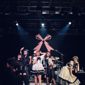 Miku Kobato Instagram - 🌏思い出投稿っぽ
North America tour🕊🇺🇸

2023.8.15
House of Blues Anaheim
in Anaheim, CA

Thank you SOLD OUT po!!!
On this day, 
I'm sure the venue was more lively than the nearby Disneyland, 
don't you think po?!
It was a really fun night po!!

次はみんなでディズニーランドにも行きたいっぽね？！

#bandmaid #10thanniversary #anniversary #tour #anaheim