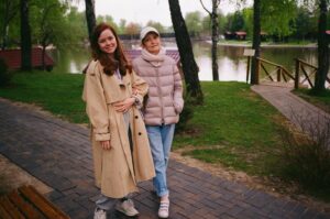 Mila Ershova Instagram - для меня это было странное 8 марта.
впервые без мамы.
в детстве я думала, что она придумала этот праздник для себя. и у меня как-то и закрепилось в голове: 8 марта в честь моей мамы, для нее, про нее. сначала я придумывала поделки ей в подарок, потом стала зарабатывать и покупать ей что-то интересное. на день рождения так завелось, что мы всегда напрямую спрашивали, что дарить друг другу и покупали по запросу, а на 8 марта были сюрпризы. потом я еще повзрослела, поумнела и поняла, что чтобы дарить маме подарки и цветы - повод не нужен. наша встреча - это и есть повод.

и вот сейчас я каждый раз в инфополе (в соц сетях, в торговых центрах) стараюсь выцеплять что-нибудь новое и интересное для нее, и каждый раз оступаюсь на этом.
невозможно поверить и привыкнуть к тому, что больше не нужно. я хочу покупать ей подарки! я хочу!
абсолютное и радикальное непринятие здравого смысла.

все застолья сейчас кажутся очень странными, пустыми, неуместными. как будто день рождения без именинника.

мамочка, с праздником тебя! как хорошо, что ты его придумала.