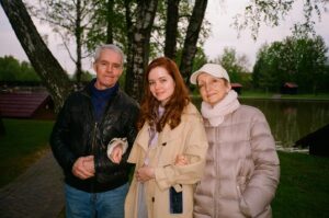 Mila Ershova Instagram - для меня это было странное 8 марта.
впервые без мамы.
в детстве я думала, что она придумала этот праздник для себя. и у меня как-то и закрепилось в голове: 8 марта в честь моей мамы, для нее, про нее. сначала я придумывала поделки ей в подарок, потом стала зарабатывать и покупать ей что-то интересное. на день рождения так завелось, что мы всегда напрямую спрашивали, что дарить друг другу и покупали по запросу, а на 8 марта были сюрпризы. потом я еще повзрослела, поумнела и поняла, что чтобы дарить маме подарки и цветы - повод не нужен. наша встреча - это и есть повод.

и вот сейчас я каждый раз в инфополе (в соц сетях, в торговых центрах) стараюсь выцеплять что-нибудь новое и интересное для нее, и каждый раз оступаюсь на этом.
невозможно поверить и привыкнуть к тому, что больше не нужно. я хочу покупать ей подарки! я хочу!
абсолютное и радикальное непринятие здравого смысла.

все застолья сейчас кажутся очень странными, пустыми, неуместными. как будто день рождения без именинника.

мамочка, с праздником тебя! как хорошо, что ты его придумала.