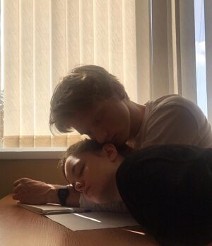 Mila Ershova Instagram - сегодня ровно 5 лет, как мы вместе!

очень тебя люблю, Святик ♥️
