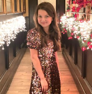 Mila Harris Instagram - 🎄Merry Christmas!🎅🏻 Wishing everyone an amazing holiday season! 
#merrychristmas #2021 #holiday #season #blessed #christmas #winter