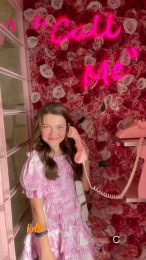 Mila Harris Instagram - 📞 My vibe for the week 😜 Work hard, stay focused, and bring positive energy, and big things will happen! 💗 #motivationmonday #positivevibes #callme #work #actorslife #bigthingscoming #believe #dream #energy #love #life #focus