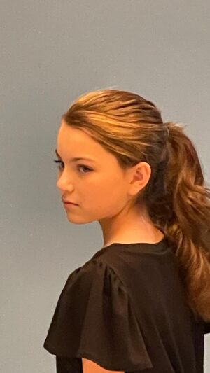 Mila Harris Instagram - 🌟From fairy tales to pony tails, sometimes you just have to get down to business! 💪🏻 Make it a great week! 🫶🏻🔥🤗 #motivation #monday #business #fairytales #ponytails #work #girl #power #ownit #live #love #actor #model #me
