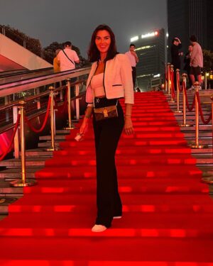 Mila Kalađurđević Instagram - It’s all about the colors and that one flower 🌹 #lifestyle #redcarpet