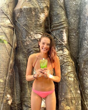 Milena Radulović Instagram - @nutrinolab je sa mnom na Zanzibaru. Pomogao mi je da na zdrav nacin premostim dva leta (Nutrino Lab je snack napravljen od 100% voca), a onda posluzio i na “pustom ostrvu”, u poseti Baobabu. Zivite zdravo u Novoj godini, bas svuda ♥️
