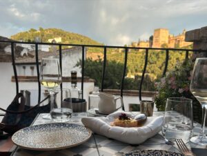 Milena Radulović Instagram - #queviajeros #unamor ☀️♥️
Malaga, Marbella, Frigillana, Nerja, Granada ( Alhambra) Ronda, Valencia ! Zivot bogatiji za ozbiljne lepote!