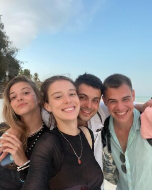 Milena Radulović Instagram - 1000 puta HVALA mojoj GENIJALNOJ  sestri @anjaradulovic1 , sto si me drugi put dovela u ovaj raj na zemlji. Anja je pola covek- pola lokalac, tako da sam upoznala ovo mesto iz novog, jos lepseg ugla. @marija.djikic @rsubu4 @sofijadjilas @lucic_j @simon.bessey @una_laurencic @el_hefee hvala sto ste me primili u ekipu, vec razmisljam gde cu sledece da vam se uvalim. #polepole #freshyfreshy #lalasalama #joga #safari #delfini #izlazakzalazak ☀️#paje #youlooklikeagiraffe  #hazarskirecnik #volimevišeodsveganasvijetu 
#ASANTESANA 🙏🏻🙏🏻🙏🏻