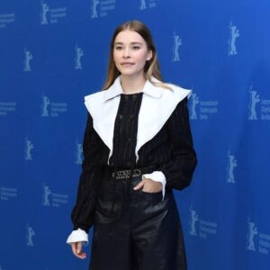 Milena Tscharntke Instagram - „The Roads Not Taken“ - Berlinale 2020
#competition #theroadsnottaken 
outfit : @chanelofficial 🖤
