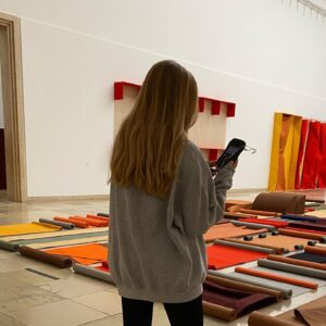 Milena Tscharntke Instagram - Die Ausstellung Franz Erhard Walther. Shifting Perspectives, für die ich den Audioguide gesprochen hab läuft noch bin zum 29.11. !! wirklich sehenswert 🤓