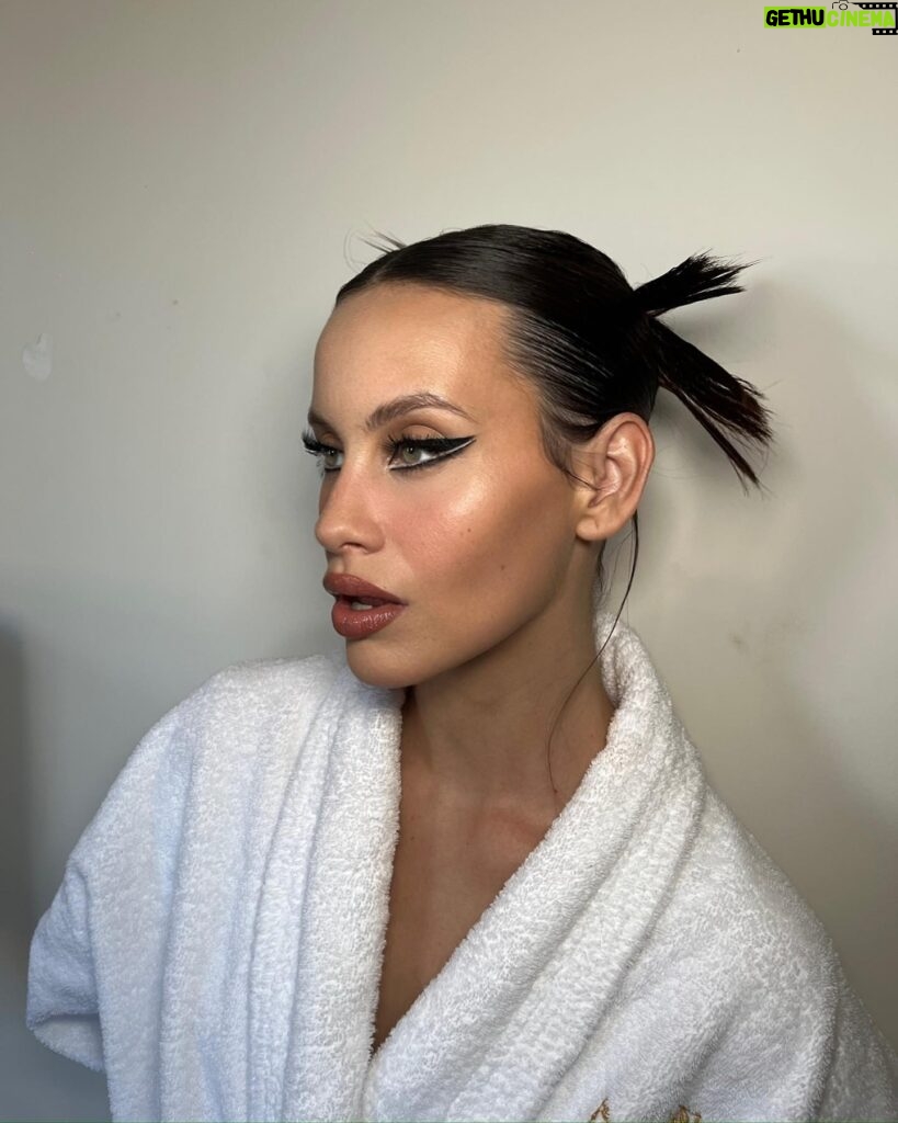 Milena Smit Instagram - Anoche en los @latingrammys @rosalia.vt fue pura magia 🕊️✨ Muchas gracias a @yslbeauty por acompañarme una noche más, fue un placer poder disfrutar de tanto talento 🤍