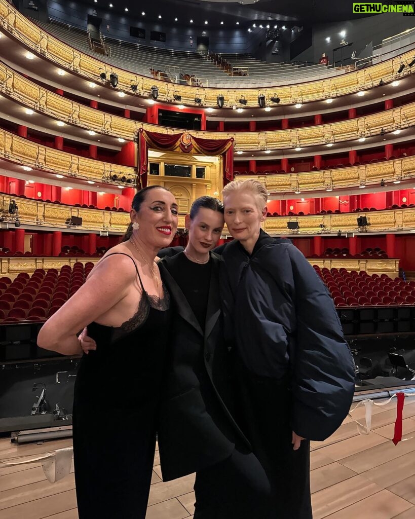 Milena Smit Instagram - Una noche preciosa yendo a ver a mi querida @rossydpalma al teatro real ✨ no os perdáis esta maravilla de ópera, yo tuve la suerte de estar muy bien acompañada de personas inspiradoras y talentosas que hacen que cada momento sea único 🤍
