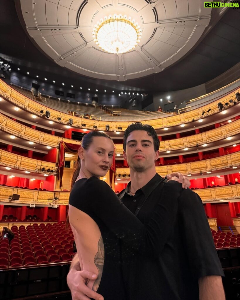 Milena Smit Instagram - Una noche preciosa yendo a ver a mi querida @rossydpalma al teatro real ✨ no os perdáis esta maravilla de ópera, yo tuve la suerte de estar muy bien acompañada de personas inspiradoras y talentosas que hacen que cada momento sea único 🤍