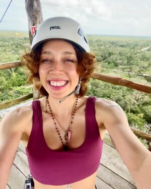 Militta Bora Instagram - Un día hice tirolesa 
La tirolese 
Desafiando el miedo y el vertigo
Algo que siempre me parecio genial, subi 33 metros segurisima pero cuando llegue ahi mi mente me frenaba Aunque yo queria, sentía que NO podía incluso viendo a niños que lo hacian y era todo re seguro, así que baje la torre sin lograr hacerlo y me quede con una sensación de frustración horrible porque quería pero no me animaba pero finalmente  volvi y pude animarme acompañada por alguien que quiero mucho, sentir el apoyo de alguien siempre nos da coraje para hacer cosas q no te animas, deseo que EL AMOR LE GANE AL MIEDO en tu vida y puedas hacer lo que queres hacer pero no te animas!!! 🩷❤️❤️ #nofear #jungle #méxico #tirolesa #vertigo #nature #love