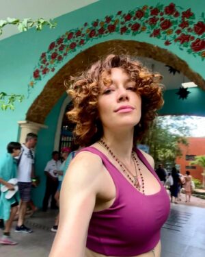 Militta Bora Instagram - Un día hice tirolesa 
La tirolese 
Desafiando el miedo y el vertigo
Algo que siempre me parecio genial, subi 33 metros segurisima pero cuando llegue ahi mi mente me frenaba Aunque yo queria, sentía que NO podía incluso viendo a niños que lo hacian y era todo re seguro, así que baje la torre sin lograr hacerlo y me quede con una sensación de frustración horrible porque quería pero no me animaba pero finalmente  volvi y pude animarme acompañada por alguien que quiero mucho, sentir el apoyo de alguien siempre nos da coraje para hacer cosas q no te animas, deseo que EL AMOR LE GANE AL MIEDO en tu vida y puedas hacer lo que queres hacer pero no te animas!!! 🩷❤️❤️ #nofear #jungle #méxico #tirolesa #vertigo #nature #love