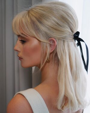 Millie Gibson Instagram - 60s chic…👸🏼

Styling: @jennedykennedy
Hair: @davidebarbieri_
Makeup: @sarahillmakeup
Hair colour & cut: @remmstagram 
@publiceyecomms
@bbcdoctorwho
@bbctheoneshow