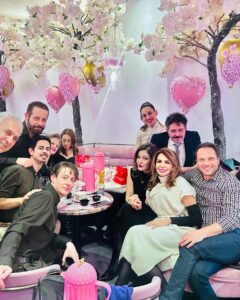 Mimi Denissi Instagram - Εμείς γιορτάσαμε  κιόλας τον Άγιο Βαλεντίν ο στο ατμοσφαιρικό @apollonia_politia  @pinkdot.gr !!! Όλος ο αγαπημένος μου θίασος κ πολλοί φίλοι που μας περιβάλλουν με αφάνταστη αγάπη. Σήμερα όμως θα γιορτασουμε στο θέατρο δίνοντας κ παίρνοντας αγάπη.  Γιατί η αγάπη είναι κάθε μέρα δεν έχει όρια κ δεν ορίζεται από ημερομηνίες. Η αγάπη κάθε είδους ορίζει τη ζωη μας προς τα παιδια τους γονείς τους αγαπημένους μας τα ζωάκια μας κ όσους έχουν ανάγκη. #kiaposmirnisaloniki #love @angelikihondou @rita_katsaouni