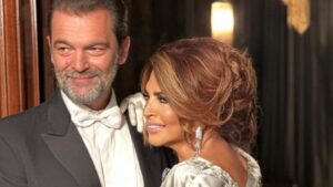 Mimi Denissi Instagram - Έρχεται!!! Από Γενάρη Θεσσαλονίκη. Από Σμύρνη … Σαλονικη.Η προπώληση άρχισε. #aposmirnisaloniki #megaron #greatcompany #vivatickets
