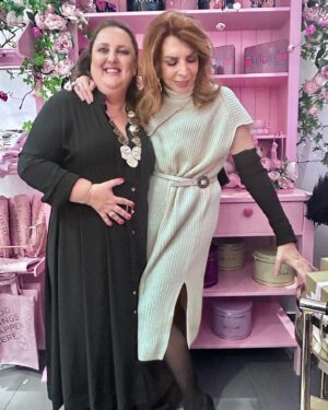 Mimi Denissi Instagram - Εμείς γιορτάσαμε  κιόλας τον Άγιο Βαλεντίν ο στο ατμοσφαιρικό @apollonia_politia  @pinkdot.gr !!! Όλος ο αγαπημένος μου θίασος κ πολλοί φίλοι που μας περιβάλλουν με αφάνταστη αγάπη. Σήμερα όμως θα γιορτασουμε στο θέατρο δίνοντας κ παίρνοντας αγάπη.  Γιατί η αγάπη είναι κάθε μέρα δεν έχει όρια κ δεν ορίζεται από ημερομηνίες. Η αγάπη κάθε είδους ορίζει τη ζωη μας προς τα παιδια τους γονείς τους αγαπημένους μας τα ζωάκια μας κ όσους έχουν ανάγκη. #kiaposmirnisaloniki #love @angelikihondou @rita_katsaouni