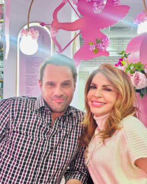 Mimi Denissi Instagram - Εμείς γιορτάσαμε  κιόλας τον Άγιο Βαλεντίν ο στο ατμοσφαιρικό @apollonia_politia  @pinkdot.gr !!! Όλος ο αγαπημένος μου θίασος κ πολλοί φίλοι που μας περιβάλλουν με αφάνταστη αγάπη. Σήμερα όμως θα γιορτασουμε στο θέατρο δίνοντας κ παίρνοντας αγάπη.  Γιατί η αγάπη είναι κάθε μέρα δεν έχει όρια κ δεν ορίζεται από ημερομηνίες. Η αγάπη κάθε είδους ορίζει τη ζωη μας προς τα παιδια τους γονείς τους αγαπημένους μας τα ζωάκια μας κ όσους έχουν ανάγκη. #kiaposmirnisaloniki #love @angelikihondou @rita_katsaouni