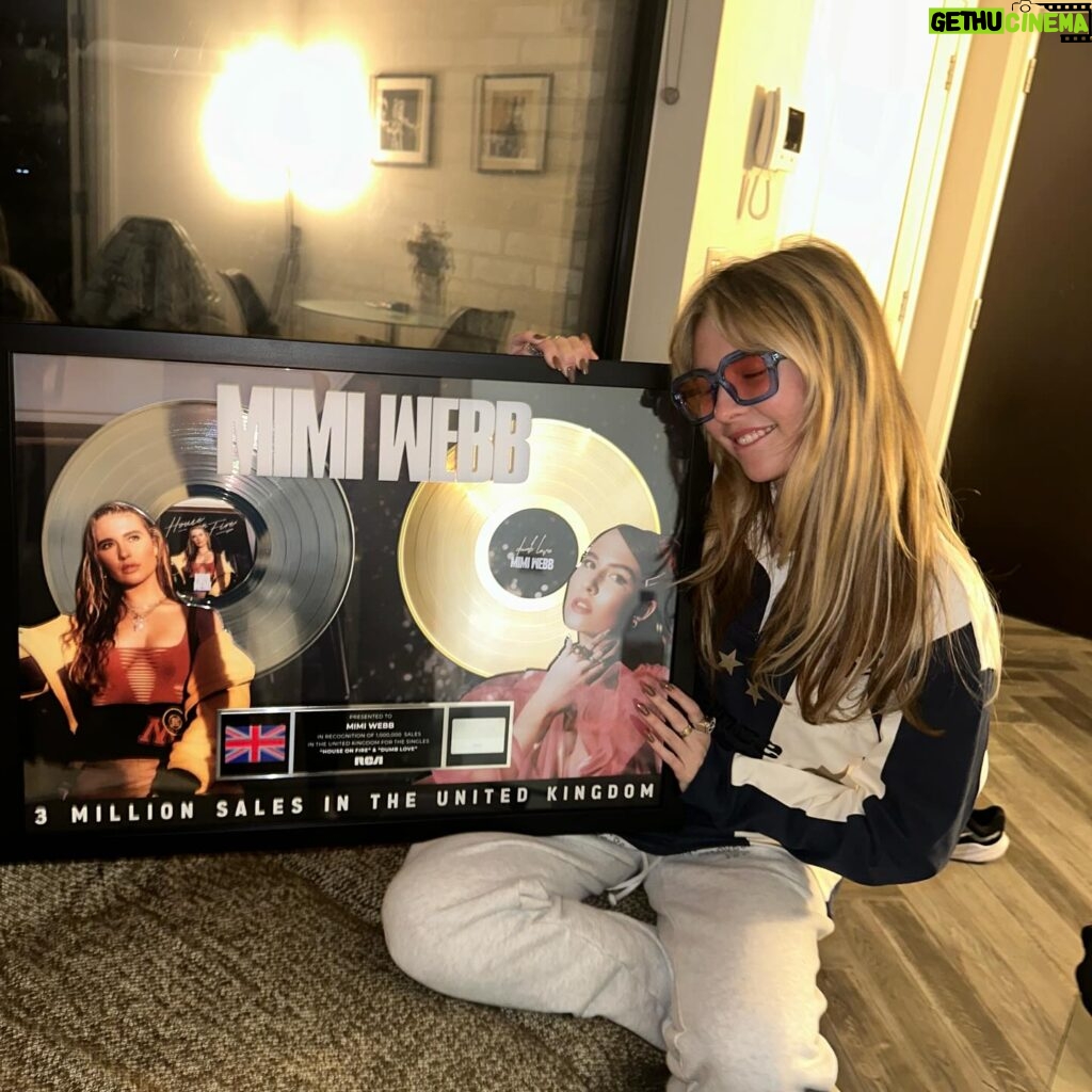 Mimi Webb Instagram - 🫀🫀my month breakdown so far: 1. Studio has been INCREDIBLE I can’t wait for you guys to hear this music & when I say new I mean NEW 🤣 I’m finally getting to know myself better❤️ 2. I got my biggest plaque everrr!! whaattt crazy moment 3. Countryside walks with my pups 🐶 4. Dinner with the parents ❤️ god I love them 5. My girlies taking pics of Rebecca’s bow & dress sexyyyyy 6. Studio day with LEGENDS!! 7. Beef Wellington my favorite food on the planet recently lol 8. & my amazing day at the Greenwich food bank helping out with @trusselltrust (lots more content coming around that & I can’t wait to share!!!) ❤️ so much love !!!