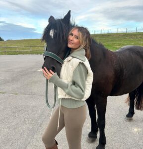 Mimi Webb Instagram - meet my horsey life 🫀❤️