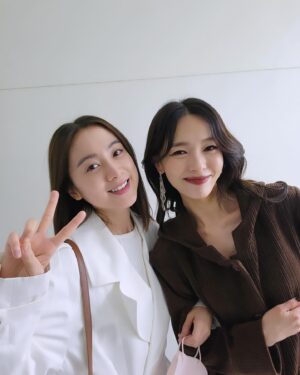 Min Sun-ye Instagram - 혜림이를 보면 그냥 미소가 지어진다.
너의 가장 큰 매력이겠지..
언니 좋아하는 디저트 기억하고 사다주는 스윗한 동생.
너무너무 고맙고, 
늘 응원해 림🫶🏻🪽
@wg_lim