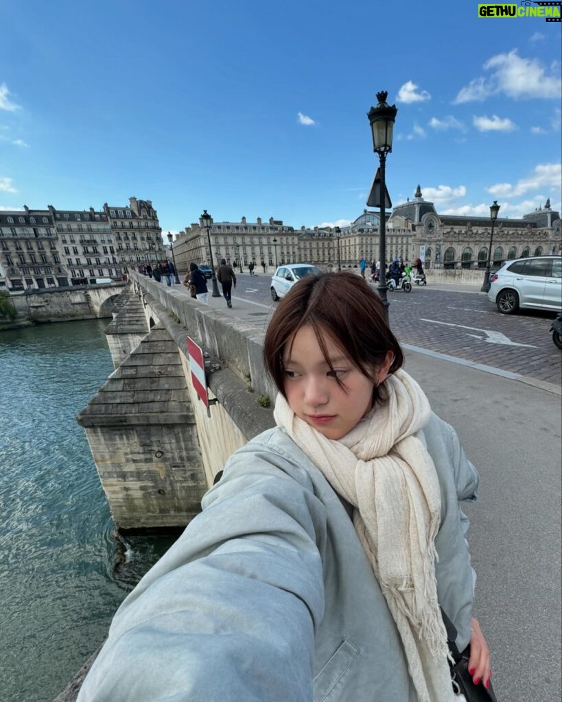 Min-seo Instagram - 나 분명히.. 센강을 걷고 있었는데.. 왜 한국이지..?🥺