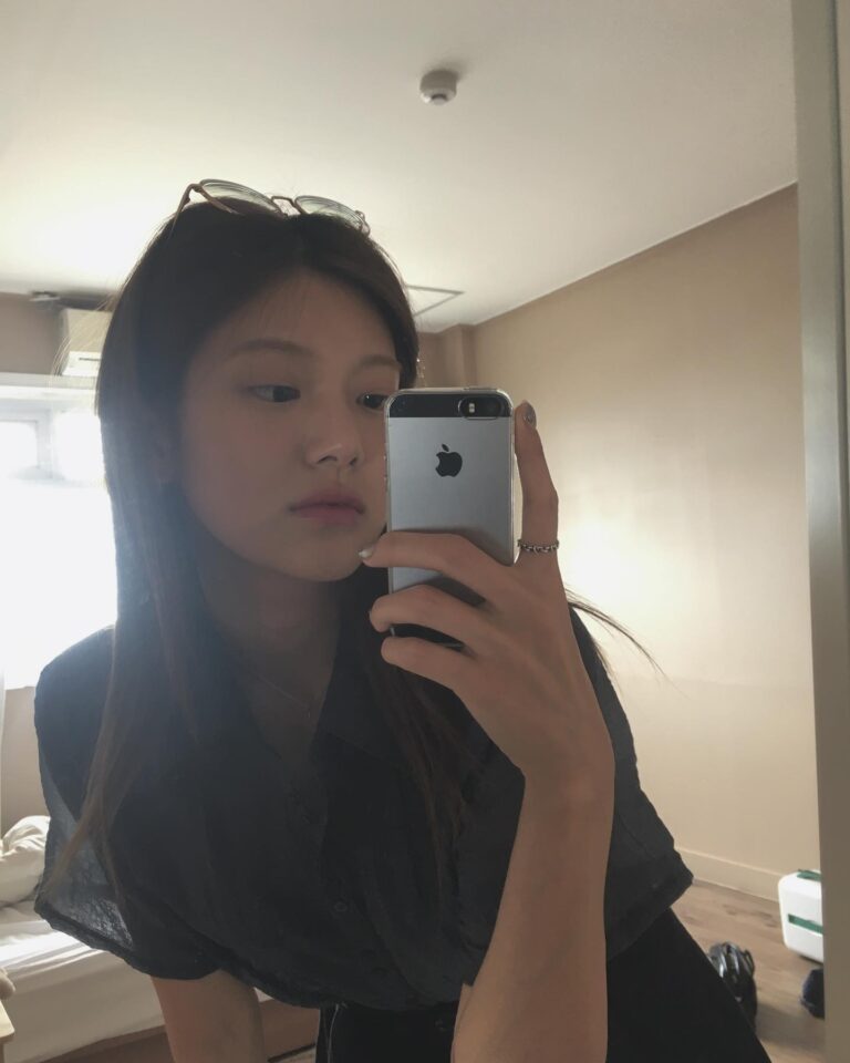 Min-seo Instagram - 요샌 이걸루 찍는게 대세라묘…?😎