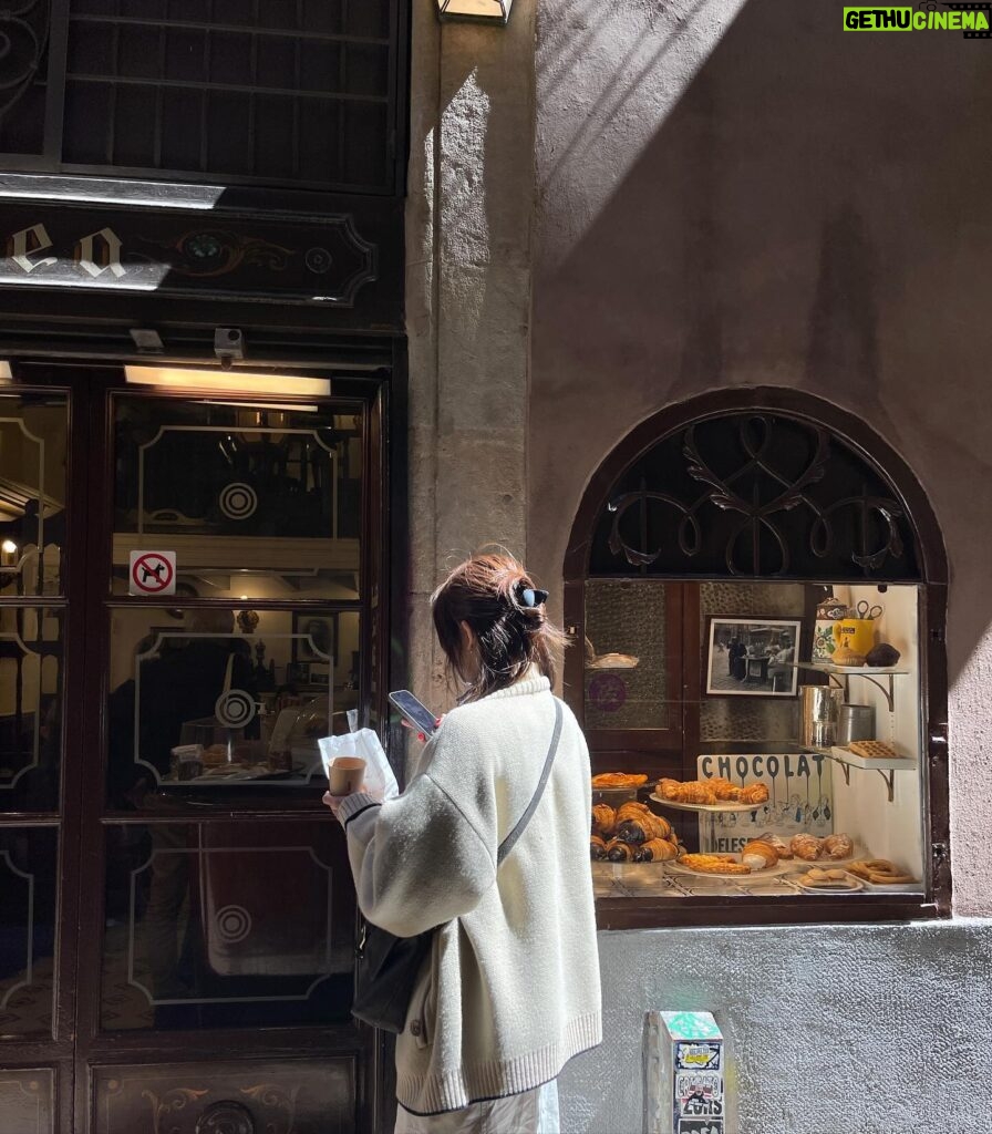 Min-seo Instagram - 걷는 곳마다 예쁘고 따듯했다! 🌹❤️ 이제 낭만의 도시 파리로…😎 #Barcelona #🇪🇸