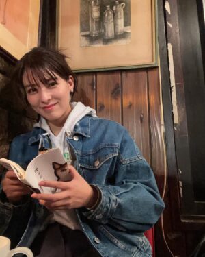 Mina Fujii Instagram - .
本が好き📕
책을 좋아해📕
I love books📕

#神保町#喫茶店#読書#本好きな人と繋がりたい#美菜私服#ファッション#秋服#アナログ
#진보쵸#다방#독서#서점#아나로그감성
#가을코디
#jinnbocho#cafe#bookstore#books
#ootd#zara#fashion
