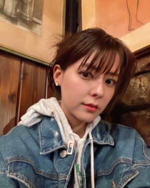 Mina Fujii Instagram - .
本が好き📕
책을 좋아해📕
I love books📕

#神保町#喫茶店#読書#本好きな人と繋がりたい#美菜私服#ファッション#秋服#アナログ
#진보쵸#다방#독서#서점#아나로그감성
#가을코디
#jinnbocho#cafe#bookstore#books
#ootd#zara#fashion