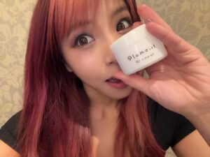 Mina Shirakawa Instagram - 最近のコスメ事情🫶🏻オールインワンジェル編

海外との行き来で、飛行機の中とか、あとは時差ボケで眠たくて仕方ないけど肌だけはしっかりやたい😱みたいな時が増え💦時短が出来るオールインワンジェルを取り入れはじめたーー🙋‍♀️

ヒト幹細胞培養液とプラセンタエキスでめちゃくちゃ保湿される！保湿力あるけど、ベタつかない🙆‍♀️モチモチなのにハリが出る感じ！！
今日は試合前も塗ってからメイクしてみたけど、試合後も、お化粧崩れがそんなになかった✨ちなみに写真は、試合後だよ！！

おためし、あーれ👍

#プラマイスト #ヒト幹細胞培養液 #スキンケア
#MinaShirakawa #prowrestling