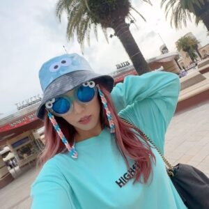 Mina Shirakawa Instagram - 大阪オフの思い出。派手〜💙🍪💙🤑

#USJ #minashirakawa #Japan #ootd