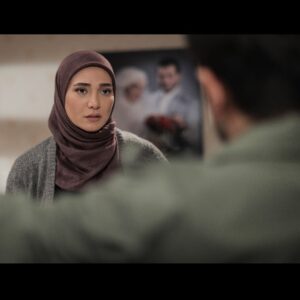 Mina Vahid Instagram - زنها تا جایی که در توانشان باشد برای ساختن می جنگند.مخصوصا با شرایطی که جامعه برای زنی مطلقه رقم میرند،اکثر زنها می کوشند زندگی را حفظ کنند،حتی به قیمت گذشتن از حقوق فردی خویش...
نقش مهتاب سریال افرا از آن جهت برایم جذاب شد که روایت زنیست که به حقوق خود آگاهست و با وجود تلاشهایی که در جهت جذب همسرش به رابطه نموده،اما از خود و خواسته هایش نمی گذرد.زندگی مسعود و مهتاب به قدری ملموس ایت که نمیشود به طور مطلق به هیچکدامشان حق داد یا مقصرشان دانست تنها چیزی که شاید بشود با قاطعیت گفت:
قبل از ازدواج باید همه واقعیت ها و خواسته ها رو گفت چون مطمئن باشید ما هیچوقت نمی تونیم همسرمون رو تغییر بدیم.
خوشبختی تک تک تون آرزومه...
@roozbehhesari @afra.serial @behrangtofighi @majidmolaei20 @majidgolsefidii @pejmanbazeghi.official @mehdisoltanisarvestanii @_sarabagherii @fariba_motekhasses @hamoun___seyedi 
#بازیگران #افرا #طلاق #سریال #سینما