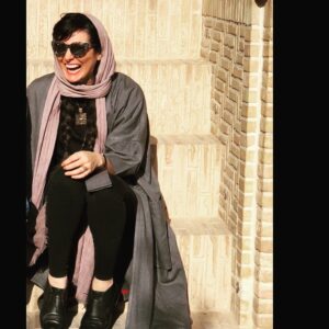 Mina Vahid Instagram - دلم كمي خنده مي خواهد....از آن خنده ها كه از سر بي خيالي سر ميدادم،خنده اي از سر بي مسئوليتي،بدون نگراني هاي روزمره،دلم مي خواست براي چند لحظه هم كه شده مغزم را خاموش كنم و رها از هر مشغوليت ذهن ،رها بخندم.حتي اگر بعدش نوبت گريه باشد...