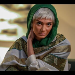 Mina Vahid Instagram - گلرخ جزیره نقش پیچیده ای بود
انسانی پر از نقص و کمبود که بارسنگین گذشته رو به دوش می کشید
همیشه این جمله رو شنیدیم که توی زمان حال زندگی کن،اما آیا واقعا میشه؟روان ما همیشه از گذشته تاثیر خواهد گرفت و تحت تاثیر گذشته برای آینده برنامه خواهد ریخت و الانه ما فقط پلی بین این دو زمانه پلی که در تلاشه تا بهترین ارتباط رو ایجاد کنه.تنها  میتونیم روی این پل بیشترین تلاشمون  رو بکنیم، چون یه روزی همین لحظه جزو گذشته بحساب میاد...
روزگارتون پر از رضایت
photo by:@poriabahramnezhad
#jazire_series #میناوحید#سریال_جزیره #هنگامه_قاضیانی #محمدرضا_فروتن #امیر_مقاره #بازیگران #روانشناسی #میتراوحید