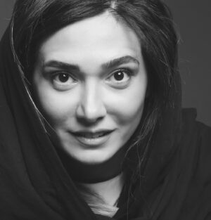 Mina Vahid Instagram - این قیافه مال اون وقتاییه که یه چیز عجیب از یه نادان میشنوم که می خوام یه چیز بگم اما بخودم میگم ولش کن بی فایده است.این جور موقع ها قیافه ام این شکلی میشه،که البته این روزا خیلی اتفاق میوفته.عقاید خرافی ،باورهای بی پایه،سنت های کورکورانه ای که یادگار اجدادمونه و با احترام به دوش می کشیم.احترامی که اساسی جز تقدم زایش اونها نداره که حالا شدن پیر و قابل احترام.ولش کن(ازین خنده ها👆🏻👆🏻👆🏻)
بیاین یکم کتاب های روز جهان رو بخونیم،یکم خوراک مغزمون رو خودمون تامین کنیم،یه تکونی به خودمون بدیم واسه بهتر شدن اوضاع ....
بیاین یکم فکر کنیییم....
#میناوحید #بازیگران #بازیگر #فرزندکُشی #خرافات #حماقت #تفکر #سینما#تعصب 😅#غیرت 🤣🤣
عکس:@alinixad