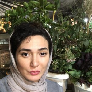 Mina Vahid Instagram - پاييز كه ميشه هواي رشت مياد سراغم،هواي بارون ،هواي بيخيالي،كودكي...
هوس ميكنم بيام رشت پيش مامان حرف دل بزنم.غروبا بشينم با دوستام رو تراس با صداي بارون چايي بخوريم و بخنديم...
رشت...رشت...رشت
شهر منحصر به فرد من،با فرهنگ مخصوص به خودش كه هركي رو عاشق خودش ميكنه.