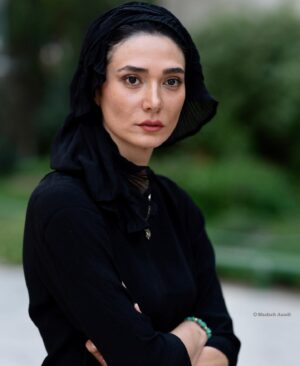 Mina Vahid Instagram - ‎در این روزگار مرگ 
‎از آینده در گوشم زمزمه نکن 
‎من خود در کارزار نبرد با گذشته هر روز شمشیر میزنم 
‎با من در لحظه،از همین لحظه که چین لبخند بر صورتت نشسته،حرف بزن
‎با من ازفردا نگو چرا که من ناامید از روشنی ،با مشامی پر شده از بوی مرگ،در چین لبخندت،این نفس را میکشم
از آینده در گوشم زمزمه نکن
#کرونا #افغانستان #کابل #طالبان_افغانستانی #واکسن_کرونا #بازیگران#ارشااقدسی #علی_سلیمانی #فرشته_طائرپور #مرگ #آیدین_الفت #علی_انصاریان