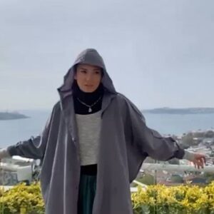 Mina Vahid Instagram - پاییزو هر کاری کنی غم داره
با کنار هم بودن با ابراز محبت کردن با عشق ورزیدن، با همدلی میشه خوشحال تر بود...
یادمون نره که نمی تونیم از کنار غم هم دیگه به راحتی بگذریم چون همه چه بخوایم چه نخوایم به هم وصلیم...
توی این روزگار همین که نفس می کشیم کافیه
انتظار بیشتر  جایز نیست
حالتون خوب❤️❤️❤️🌺