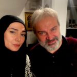 Mina Vahid Instagram - تا صبح فیلمبرداری،خسته اما پر انرژی با افتخار همراه با آقای سلطانی عزیز❤️ #سریال_افرا #مهدی_سلطانی_سروستانی #بهرنگ_توفیقی #پژمان_بازغی #روزبه_حصاری #