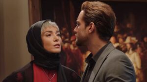 Mina Vahid Instagram - .
💥 «جزیره» از ۲ آبان، اختصاصی از #فیلیمو
.
🏝 سریال عاشقانه #جزیره به کارگردانی سیروس مقدم از آبان ماه به‌صورت اختصاصی از فیلیمو پخش خواهد شد.
.
🔸به گزارش روابط عمومی سریال، جدید‌ترین محصول فیلیمو به کارگردانی سیروس مقدم و تهیه کنندگی منوچهر محمدی و امیرحسین حیدری با نام «جزیره»، از دوم آبان، ساعت ۸ صبح از فیلیمو پخش خواهد شد.
.
🔹 در جزیزه، بازیگران به نام و چهره‌ای چون محمد رضا فروتن، هنگامه قاضیانی، میترا حجار، حسام منظور، غزل شاکری،حمید رضا پگاه، سامیه لک، بهنام تشکر، کاظم سیاحی، مینا وحید، امیر کاظمی، السا فیروز آذر، زهیر یاری، شهروز دل افکار، پاوان افسر، شکوفه هاشمیان، شراره رنجبر، مژده دایی، مبینا سادات طبایی، قاسمی وردخانی، (با هنرمندی) اکبر زنجان‌پور،بیتا فرهی، عزت‌الله رمضانی‌فر، امید روحانی، پوراندخت مهیمن، شیرین بینا، رضا رویگری، شادی مختاری
و امیر مقاره در نقش ارشد
نقش آفرینی کرده‌اند.
.
🔸در خلاصه داستان فصل اول این سریال ۱۳ قسمتی به قلم علی طالب آبادی آمده است: «آنها برای رسیدن به جزیره هر کاری می‌کنند.»
‌.
@filimocom
@filimoshot
@jazirehseriese
