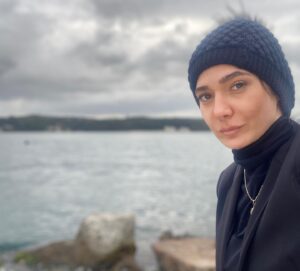 Mina Vahid Instagram - هرکجای دنیا باشی مهم نیست
مهم اینه که بتونی از قفس ترسهات بیرون بیای
 پاییز خوبی رو براتون آرزو می کنم
🍂🍂🍂🍂
🍂🍂🍂🍂
#سینما #مینا وحید#سریال#بازیگر #زندگی#پاییز #ترس#رهایی