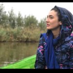 Mina Vahid Instagram - برای حال خوب، خواندن اخبار را متوقف کردم.گویی شادی در نادانیست.حس یه شهروند بی خاصیت را دارم که گوش هایش را گرفته تا قتل دختران چهارده ساله،خودکشی کارگران بدون مزد،آمار کرونا،تحریم و...را نشنود...تاکی می توان در این خواب شیرین خرگوشی فرو رفت؟!!!