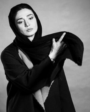 Mina Vahid Instagram - نو شدن سال امید رو یادمون میاره.یادمون میاره که احوالمون هرچقدر بد هم باشه،پایدار نیست و میگذره و حال بهتر میاد.یادمون میاره بعد هر مرگی تولدی هست و زندگی در هر صورت ادامه داره...
سالی که گذشت با همه شادی هاو غم هاش ،مرگها و تولداش،شکست ها و موفقیتاش،خوبی و بدیاش،پشت سرمونه و سال جدید رو پیش رو داریم که میتونیم تبدیل به بهترینش کنیم.کافیه امید داشته باشم...
سال نوتون مبارک